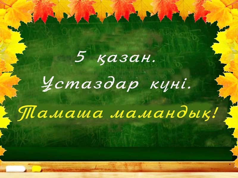 Арқасы бұрылған суреттелген мысық Жағажайдағы жалаңаш нудист ерлер